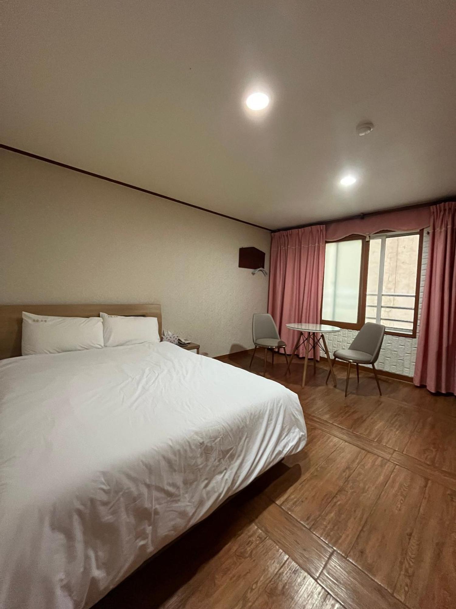 Oreum Motel Jeju Exterior foto